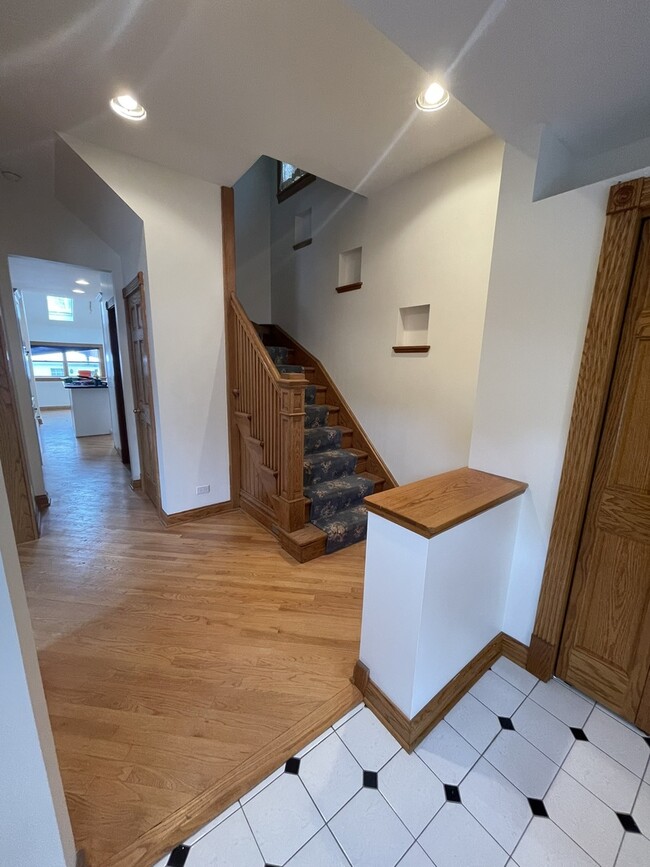 Building Photo - 3857 N Hermitage Ave