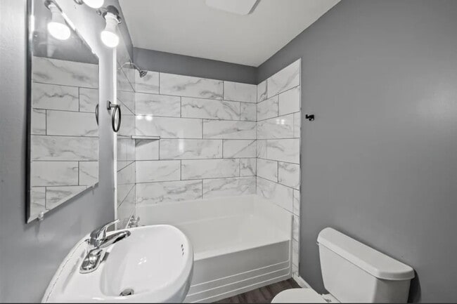 Building Photo - 409 N Temple Ave