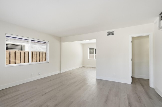 Building Photo - 622 SW 7th Ave