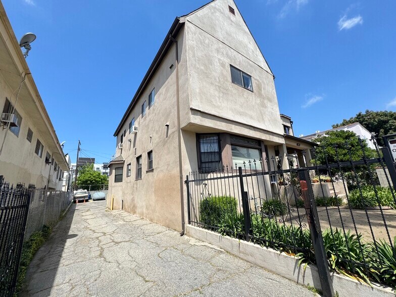 Building Photo - 1341 N Bronson Ave