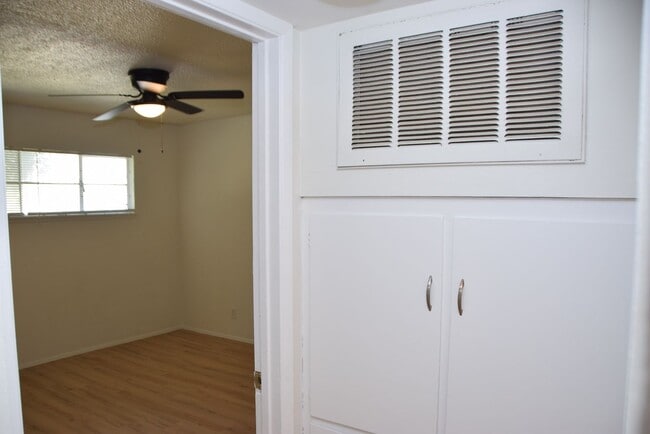 Building Photo - 1 BEDROOM WITH GRASS COURTYARD