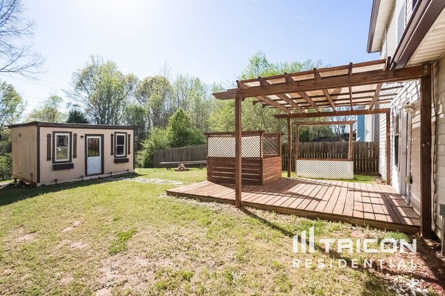 Building Photo - 815 Tramore Dr
