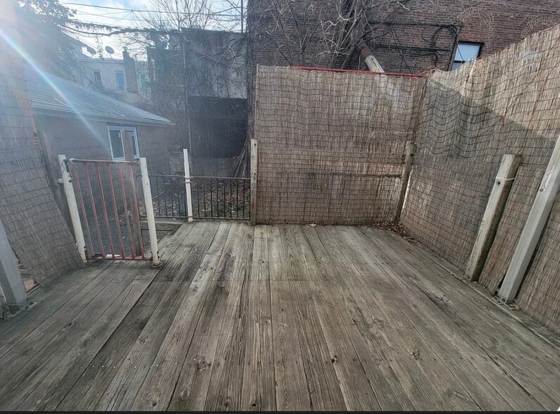 Building Photo - 676 E 5th St