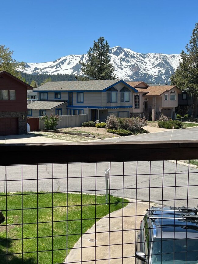 Building Photo - Beautiful pet friendly home with amazing views and private boat dock avail. Now! W/ lots of extra...