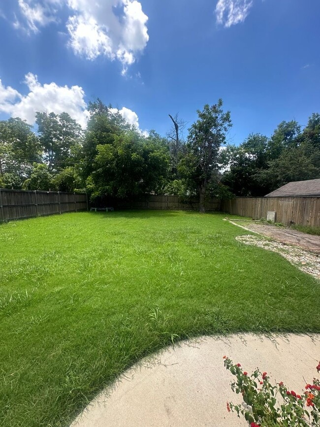 Building Photo - Precious Waco home