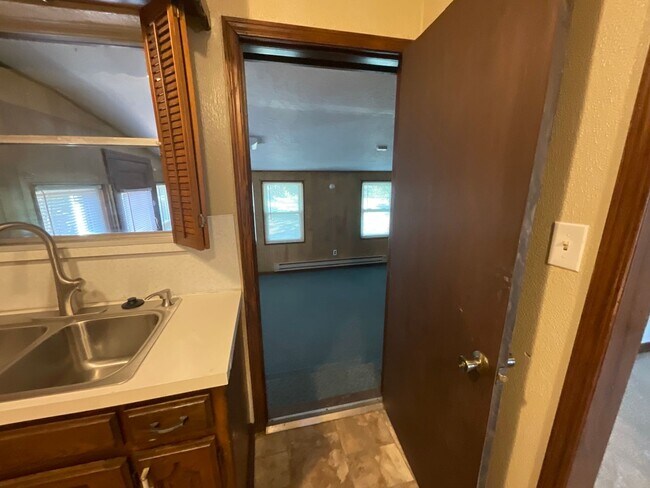 Building Photo - Spacious 3 bed, 1 1/2 bath, 1 car garage w...