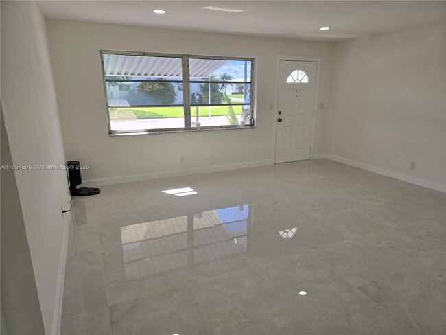 Building Photo - 600 SW 8th Pl