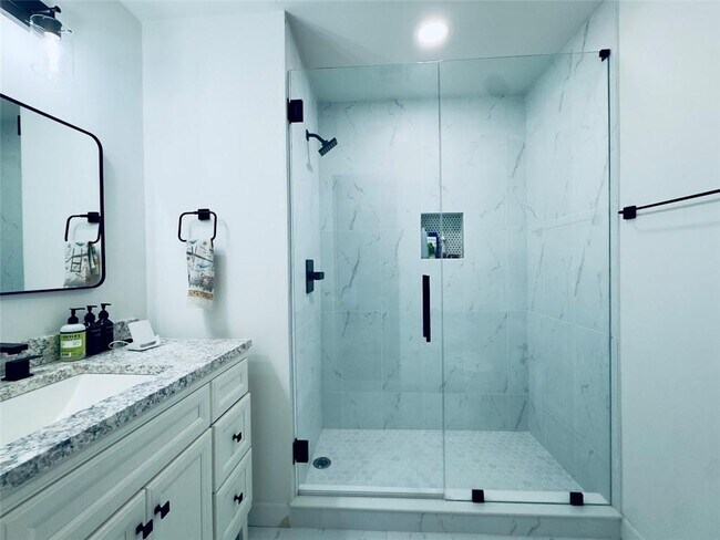 Building Photo - 275 Winding River Dr