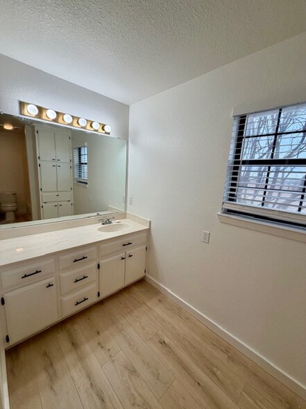 Building Photo - 689 Birdie Ln