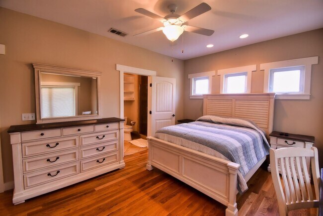 Building Photo - 3 bed/3 bath luxury townhouse walking dist...