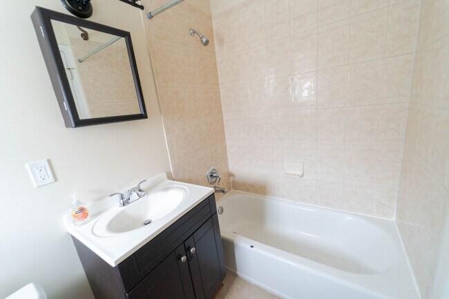 Building Photo - Spacious 1 BD 2 BA Apartment in the Histor...