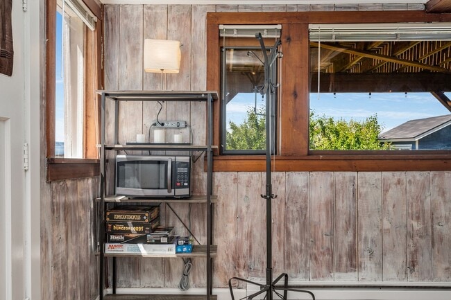 Building Photo - Ocean view 1 bedroom bottom floor unit close to Alki