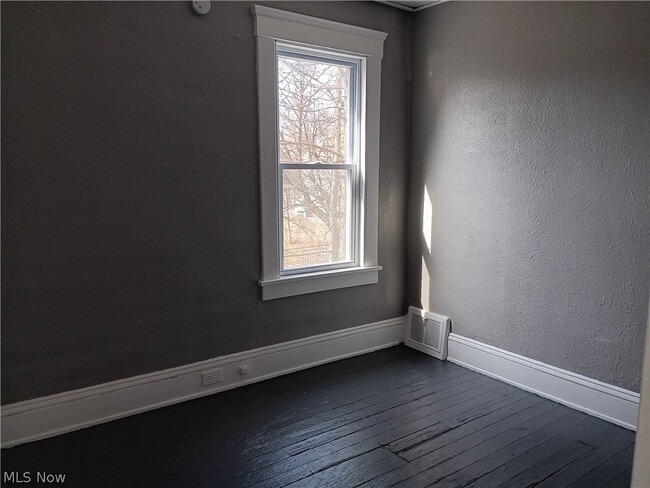 Building Photo - 1124 E 114th St