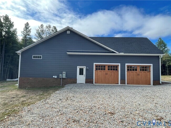 Building Photo - 2948 Pineview Dr