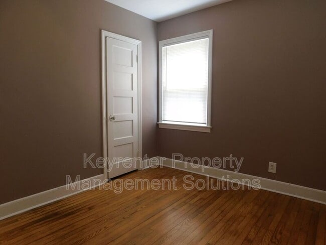 Building Photo - 325 James Ave