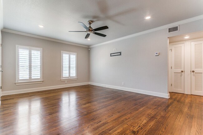 Building Photo - 488-EO