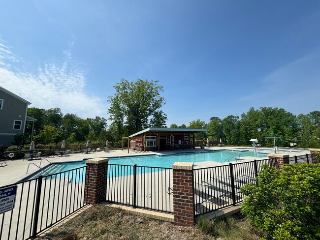 Building Photo - Spacious 4 Bed | 3 Bath Townhome in Cary w...