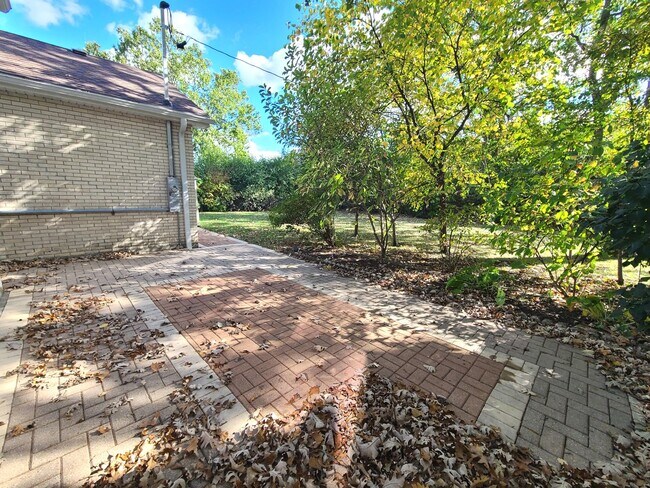 Building Photo - 1206 Lynn Terrace