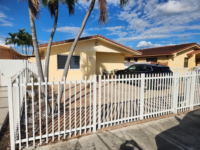 Building Photo - 1285 W 39th Pl