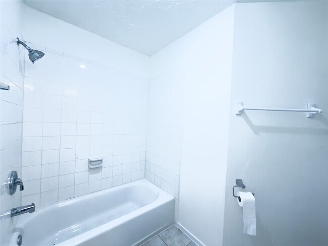 Building Photo - 13610 Piney Oaks Dr