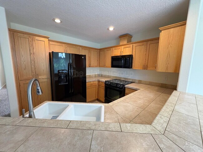 Building Photo - 1430 NE Glen Ellen Dr