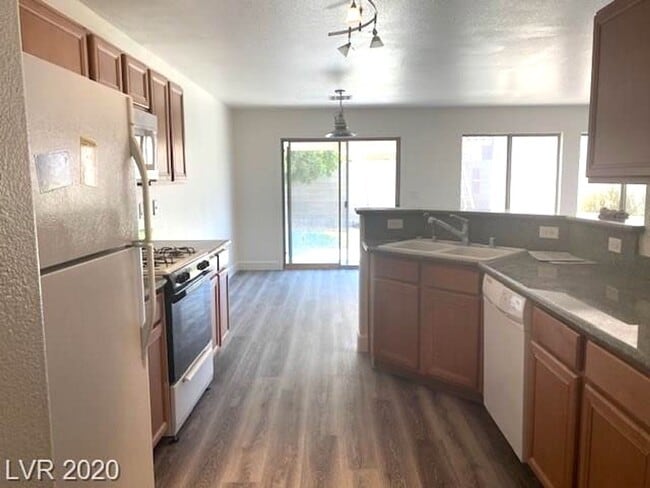 Building Photo - Gorgeous SW Las Vegas 3 beds, 2.5 baths. Luxury vinyl planks throughout.