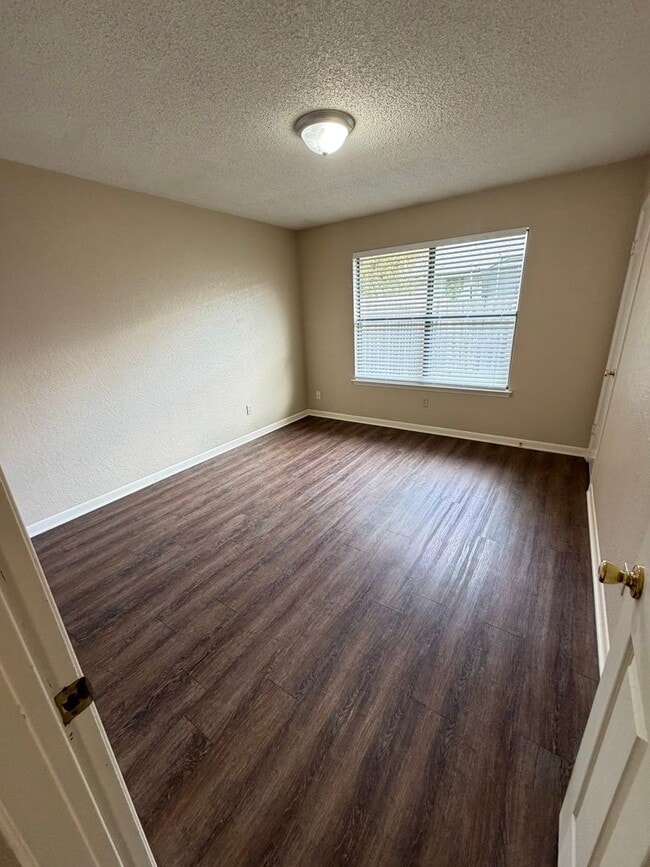 Building Photo - 2/2 with backyard (llarda)