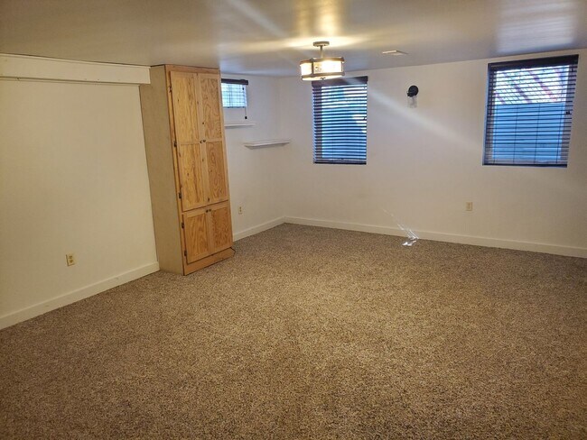 Building Photo - Spacious 3 BR/2 BR Family Home