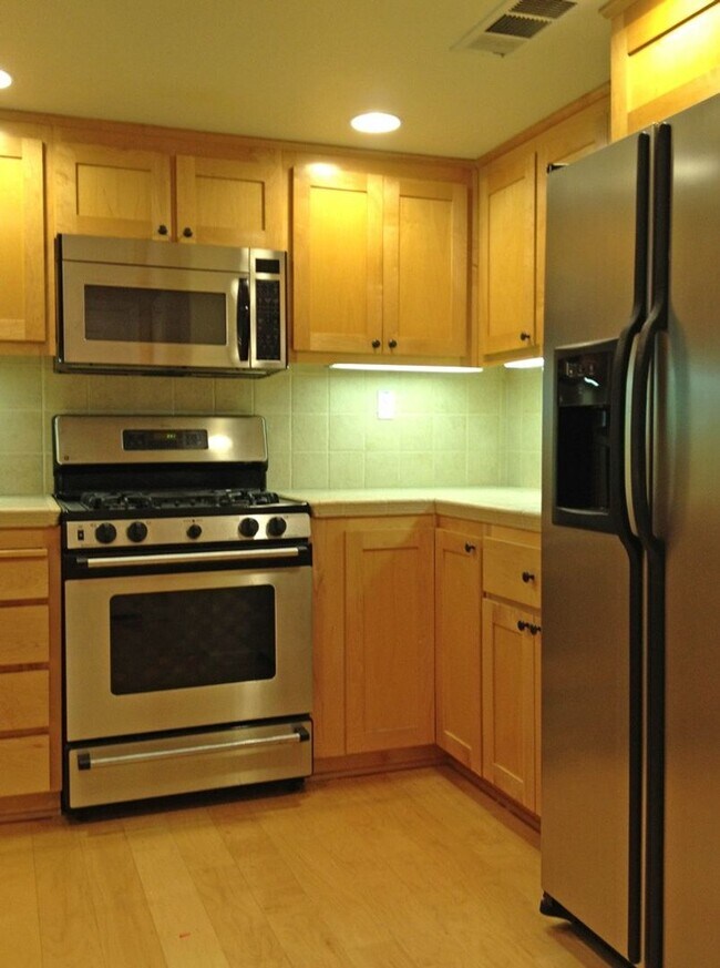 Building Photo - 2 Bedroom Townhouse in Southwest San Jose with Garage