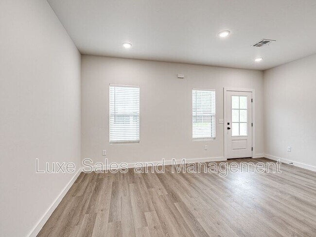 Building Photo - 618 W 2nd St