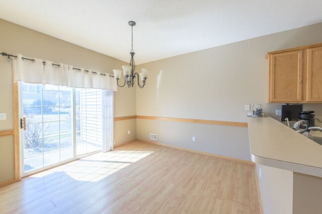 Building Photo - Awesome 2 bed townhouse in plymouth!