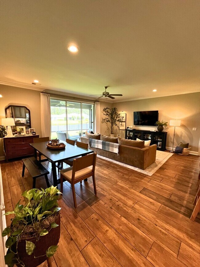 Building Photo - 3/2 with amazing community amenities!