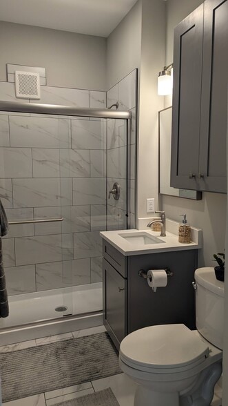Full bathroom - 4216 Mercier St