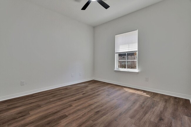Building Photo - 4 Bed 3 Bath Townhome located close to University!