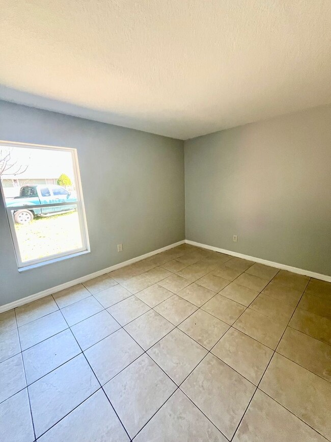 Building Photo - Conveniently Located 3BR/1BA Dade City Triplex NO APPLICATION FEE!