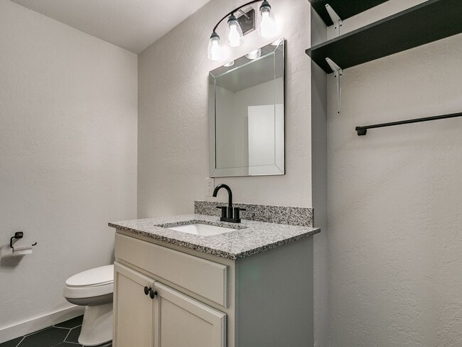 Building Photo - 4 bedroom 2 bath home in Tecumseh!