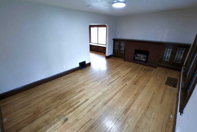 Building Photo - 165 Colony Crescent