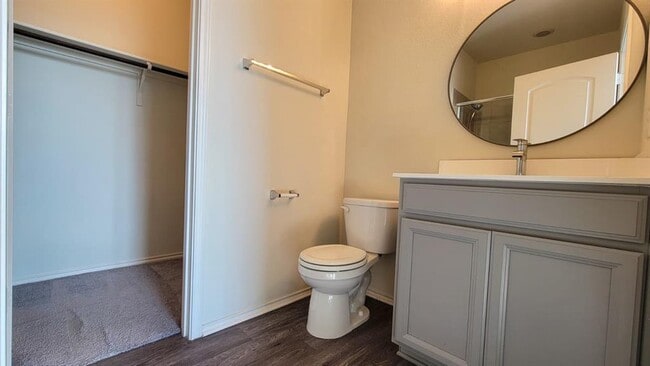 Building Photo - 242 Thornless Cir