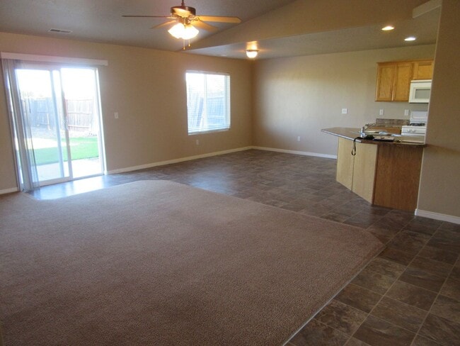 Building Photo - Move-In Bonus! 3 bedroom - 2 bathroom twin...