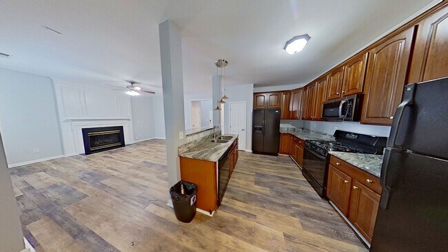 Building Photo - 5 Bedroom 4 Bath Single Family Home with Garage - Furnished or Unfurnished
