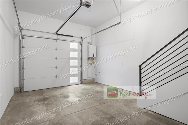 Building Photo - Like-New 2-Bedroom Townhome in Seattle w/R...