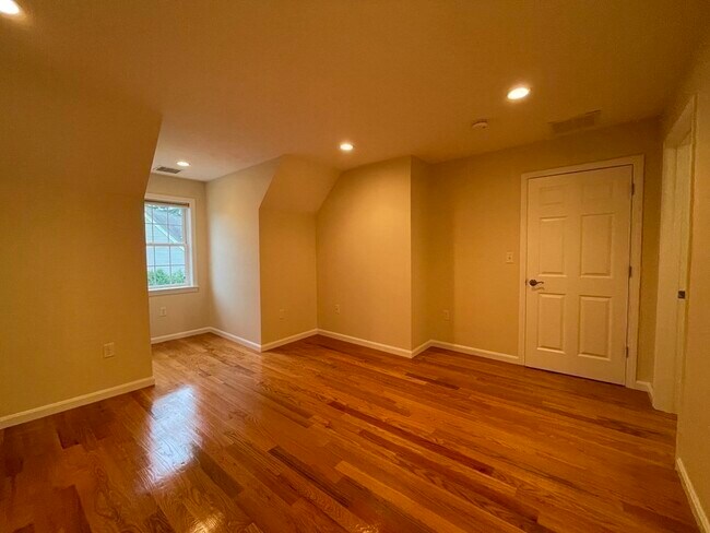 Building Photo - 53 Brewster Rd