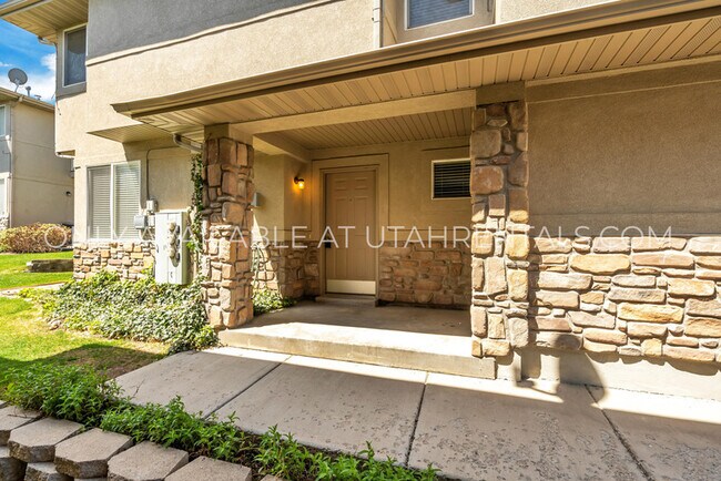 Building Photo - 6623 Blue Iris Dr