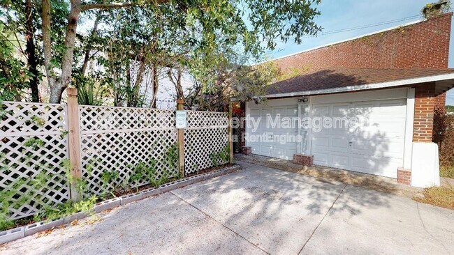 Building Photo - 2044 Forbes St
