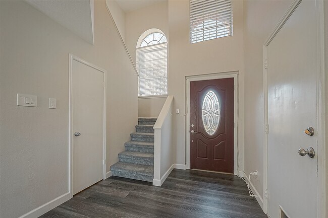 Building Photo - 2323 Pine Cone Dr