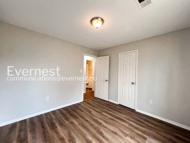 Building Photo - 3400 Laurelwood Dr