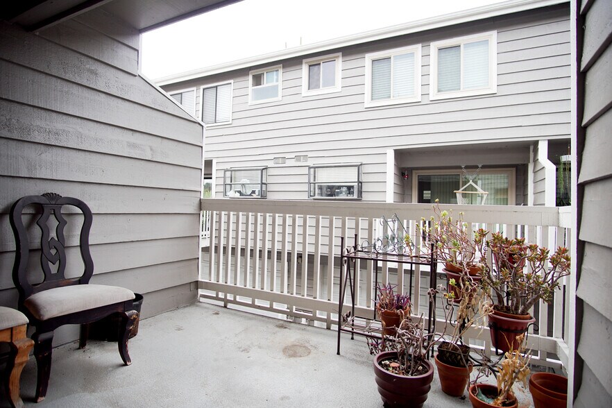 Building Photo - 1214 S Mayflower Ave
