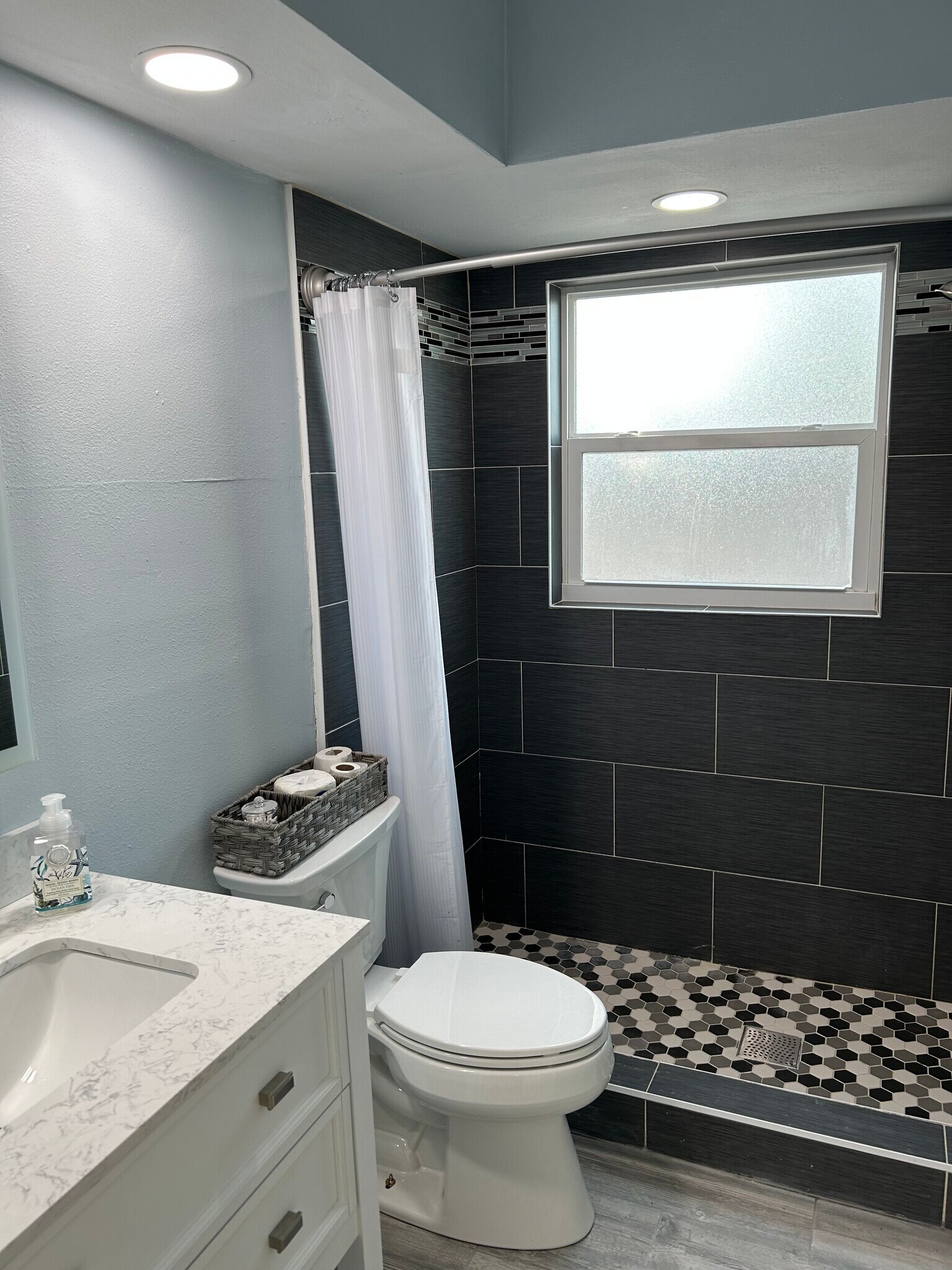 Building Photo - 721 1st St