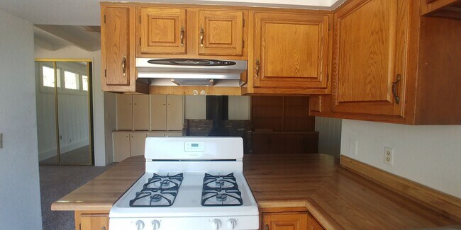 Building Photo - Studio backhouse in a quiet neighborhood.