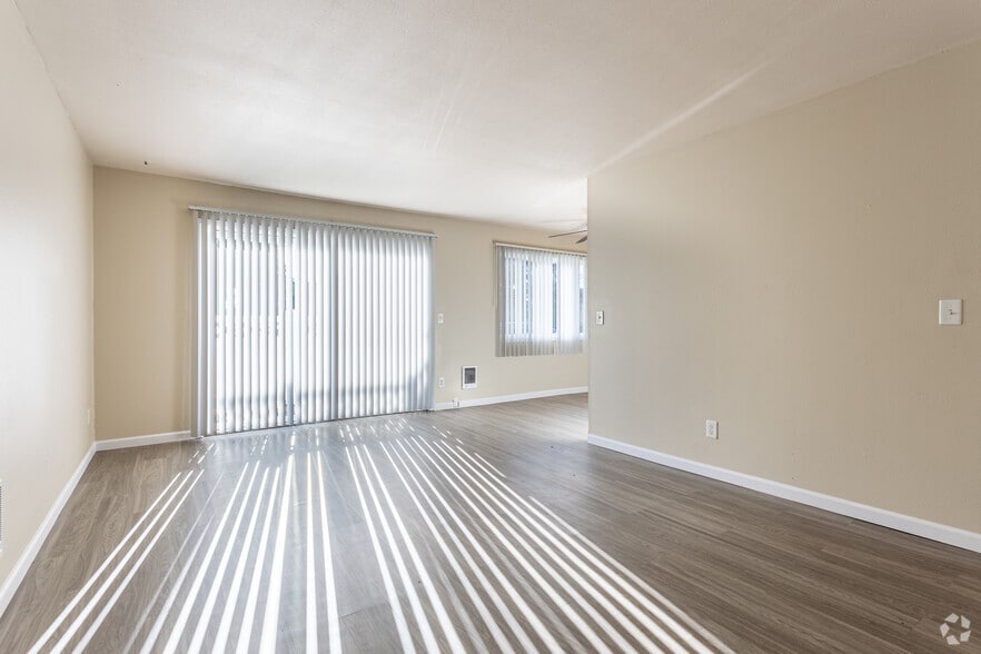 2BR, 1BA - 870SF - Crown Royal